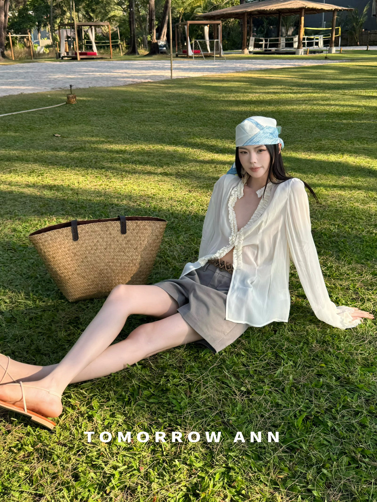 TOMORROW ANN Spring 2026 Minimalist High-Waisted Denim Shorts with Belt