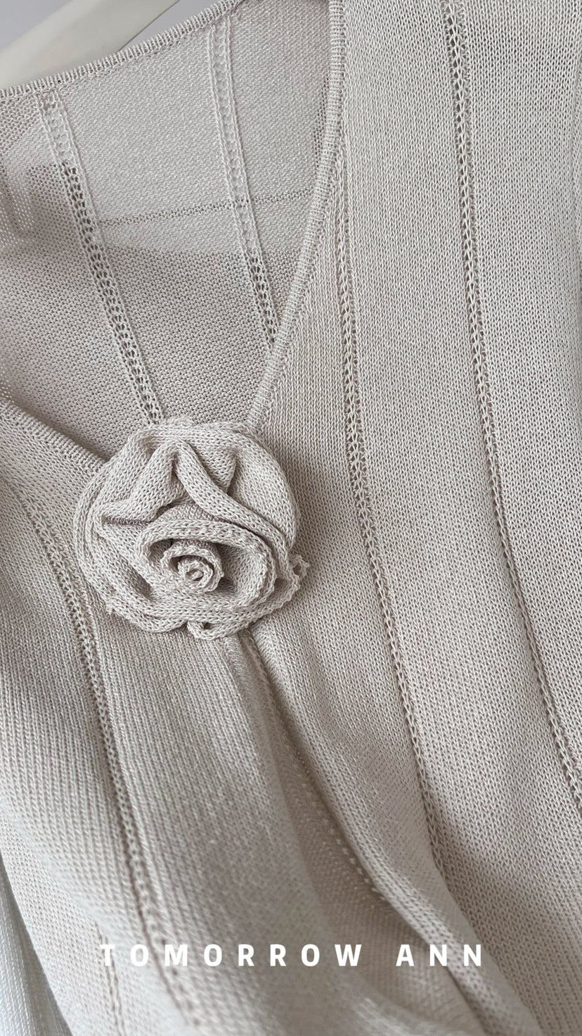 TOMORROW ANN 2026 Early Spring Elegant V-Neck Knit Cardigan with Designer Brooch - Minimalist Solid Color Fine Knit Sweater
