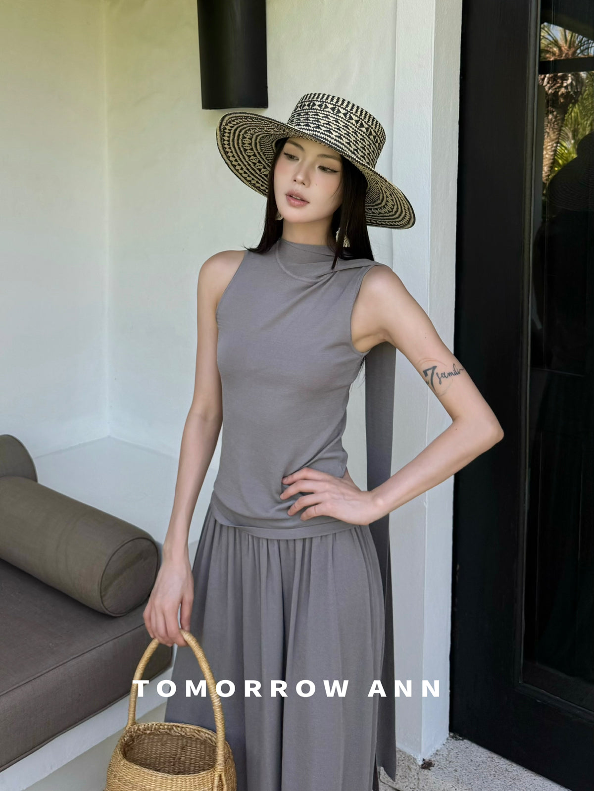 TOMORROW ANN Spring 2026 Designer Slim-Fit Versatile Sleeveless Vest with Elegant Ribbon Tie
