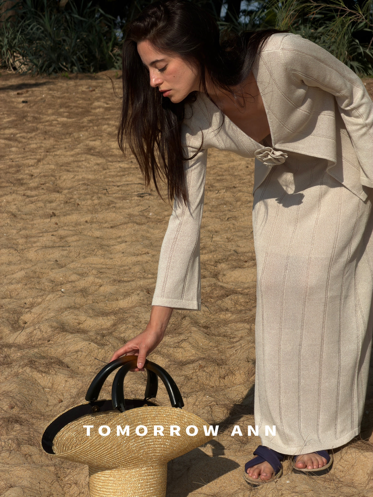 TOMORROW ANN 2026 Early Spring Elegant V-Neck Knit Cardigan with Designer Brooch - Minimalist Solid Color Fine Knit Sweater