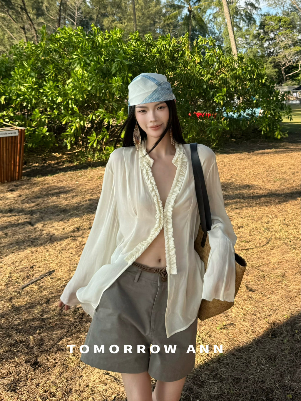 TOMORROW ANN Spring 2026 Minimalist High-Waisted Denim Shorts with Belt