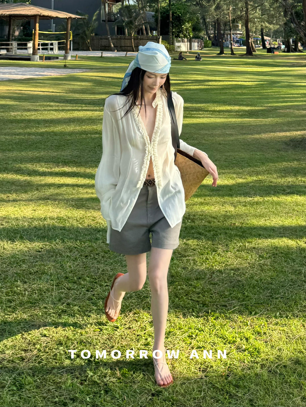 TOMORROW ANN Spring 2026 Minimalist High-Waisted Denim Shorts with Belt