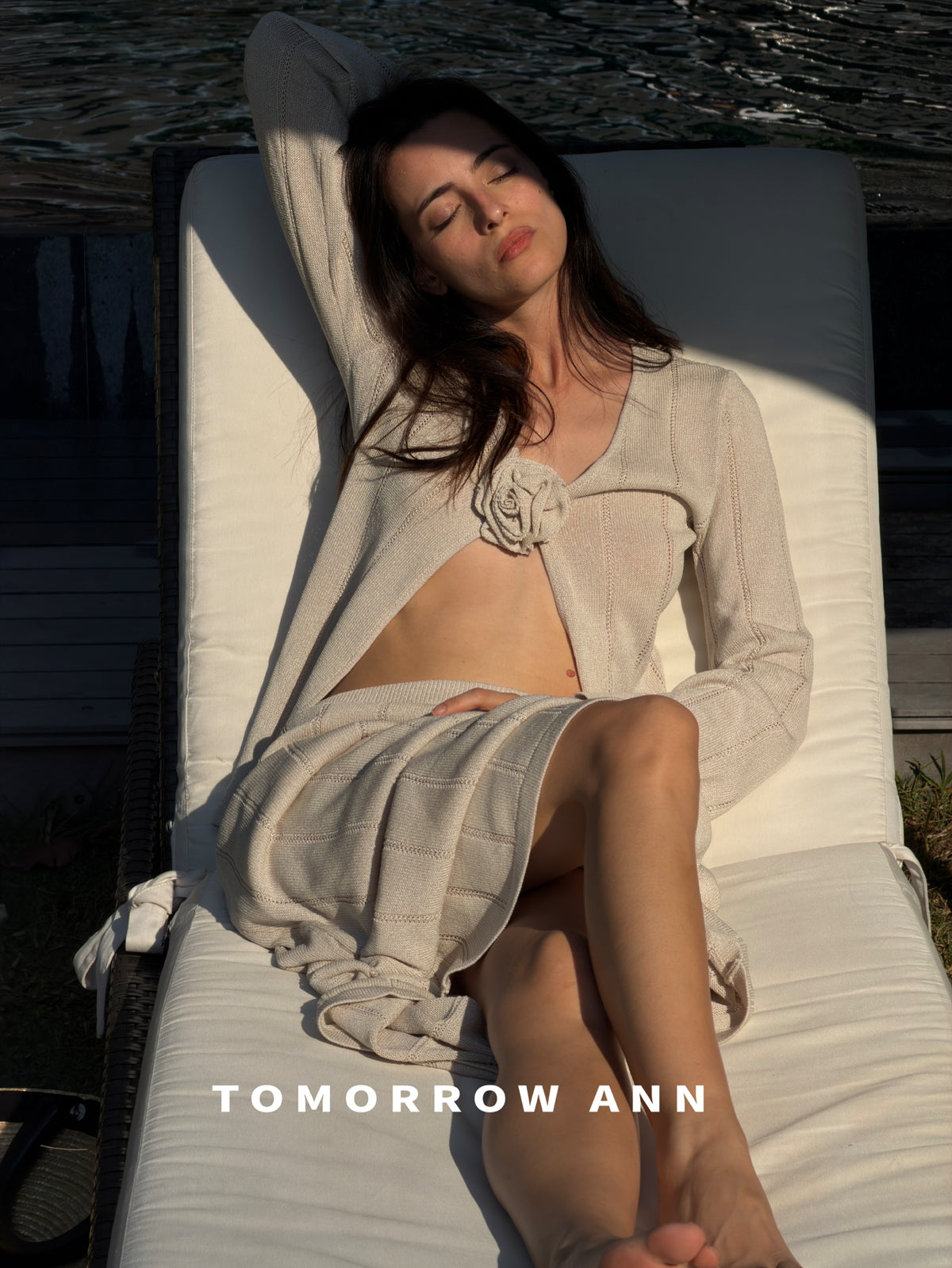 TOMORROW ANN 2026 Early Spring Elegant V-Neck Knit Cardigan with Designer Brooch - Minimalist Solid Color Fine Knit Sweater