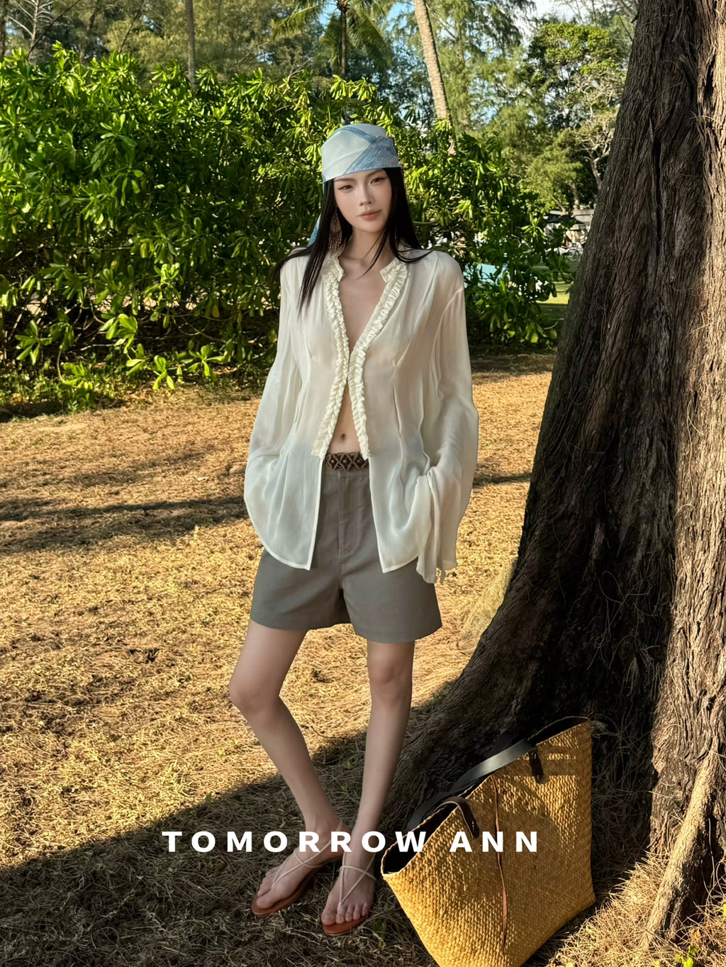TOMORROW ANN Spring 2026 Minimalist High-Waisted Denim Shorts with Belt