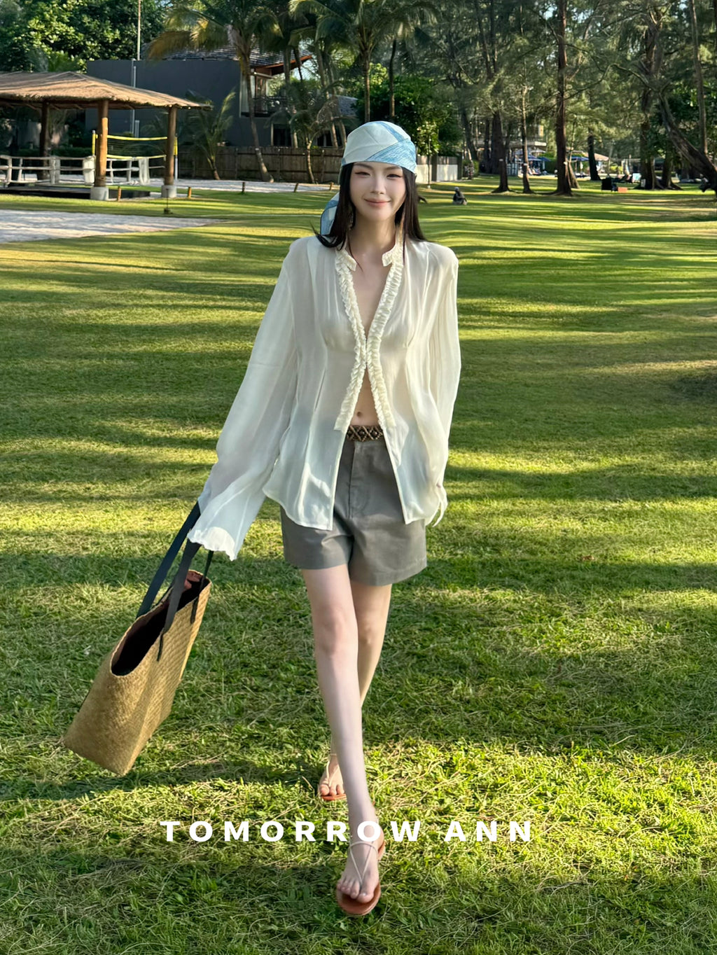 TOMORROW ANN Spring 2026 Minimalist High-Waisted Denim Shorts with Belt