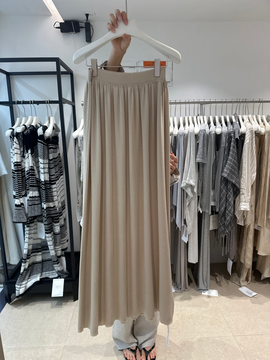 TOMORROW ANN Elegant Pleated High-Waist Slimming Maxi Skirt for 2026 Early Spring