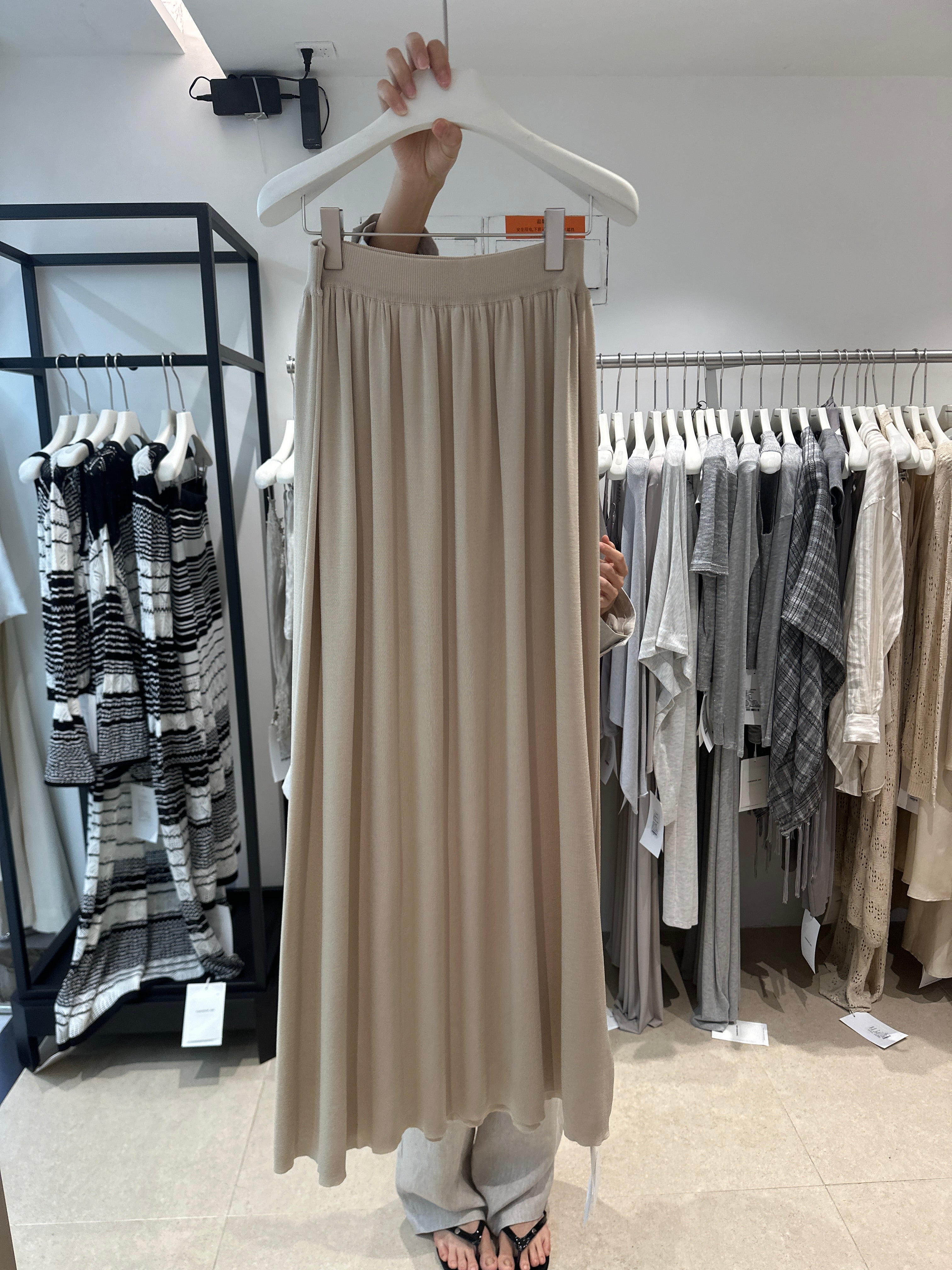 TOMORROW ANN Elegant Pleated High-Waist Slimming Maxi Skirt for 2026 Early Spring