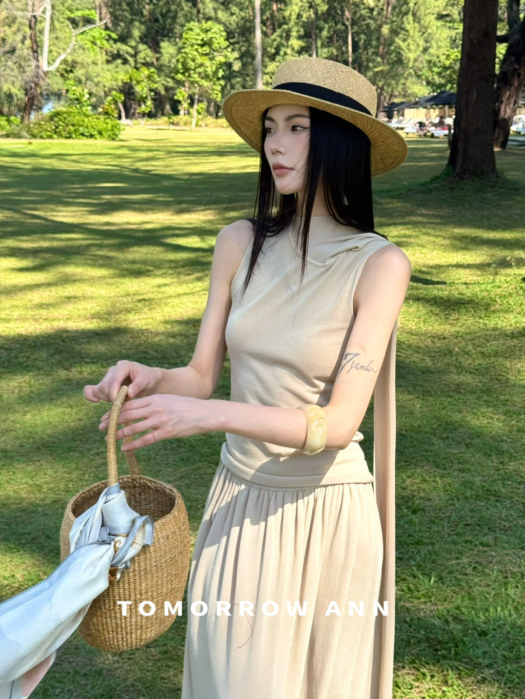 TOMORROW ANN Spring 2026 Designer Slim-Fit Versatile Sleeveless Vest with Elegant Ribbon Tie