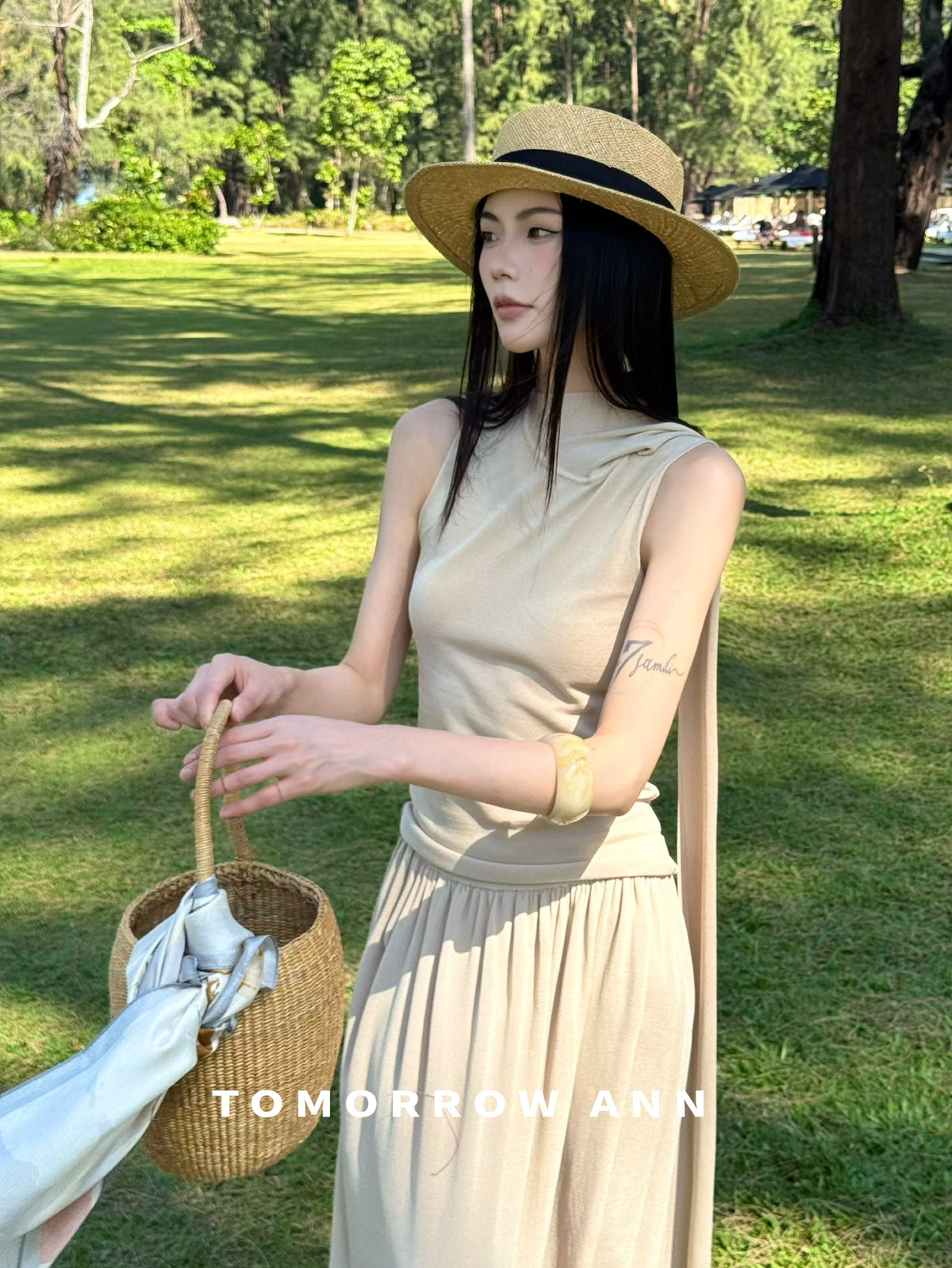 TOMORROW ANN Spring 2026 Designer Slim-Fit Versatile Sleeveless Vest with Elegant Ribbon Tie