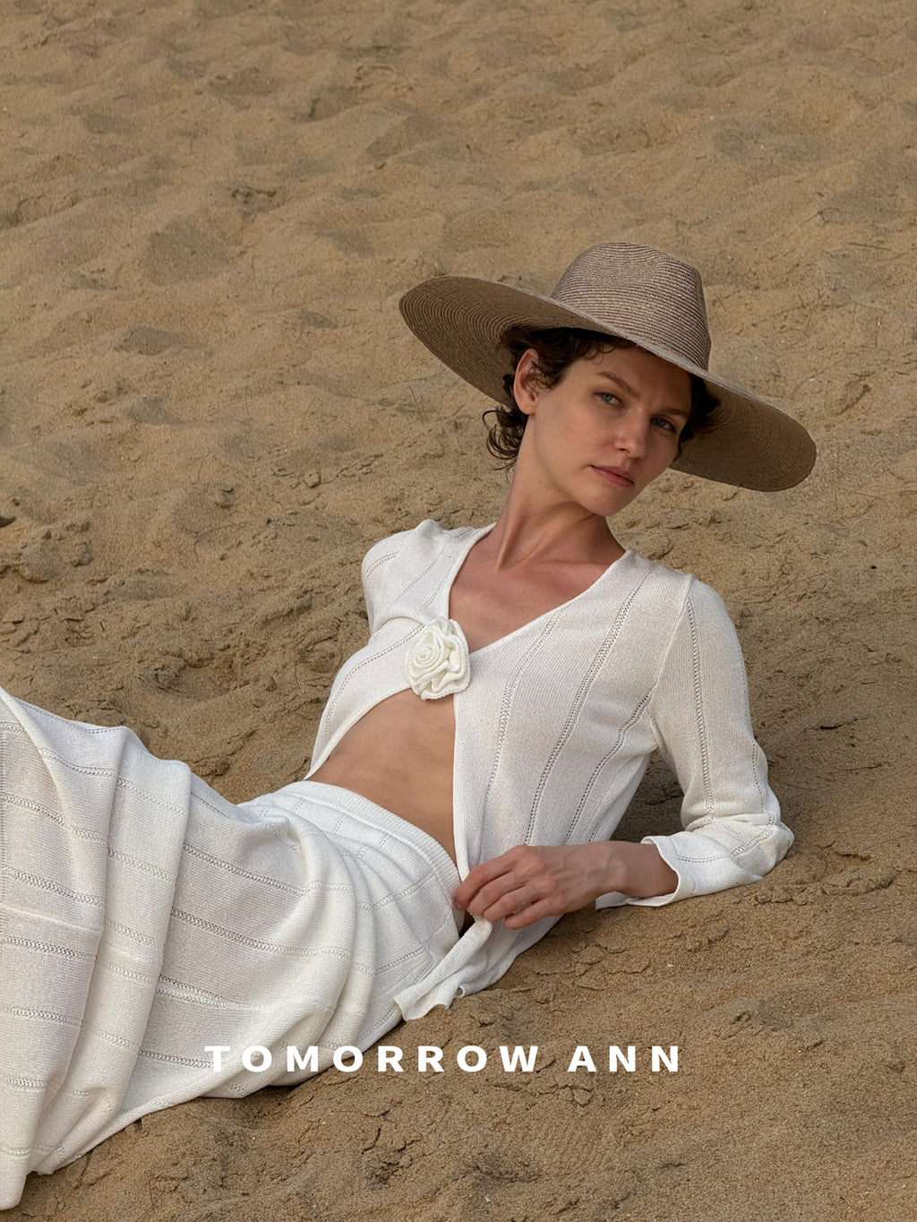 TOMORROW ANN 2026 Early Spring Elegant V-Neck Knit Cardigan with Designer Brooch - Minimalist Solid Color Fine Knit Sweater