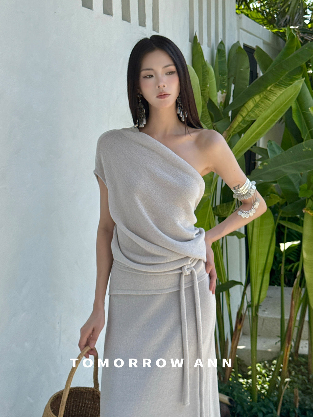 TOMORROW ANN Early Spring One-Shoulder Chic Slimming Knit Top with Ribbon