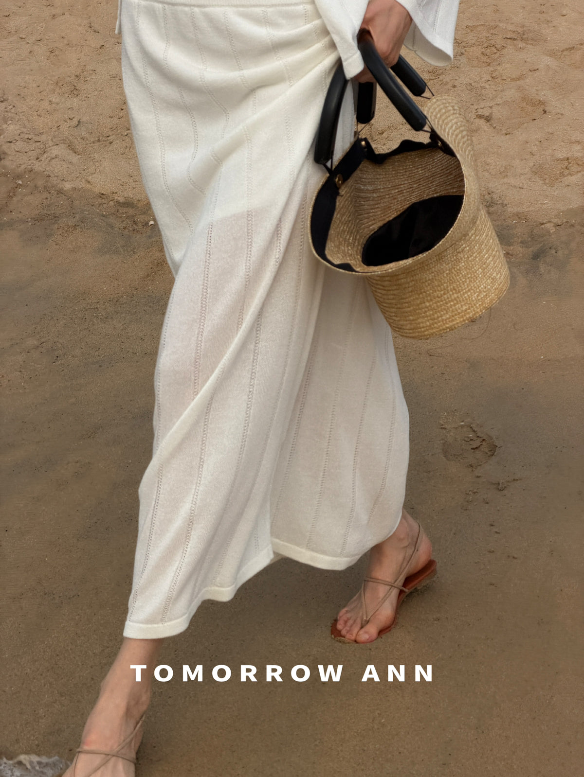 TOMORROW ANN 2026 Early Spring Elegant V-Neck Knit Cardigan with Designer Brooch - Minimalist Solid Color Fine Knit Sweater